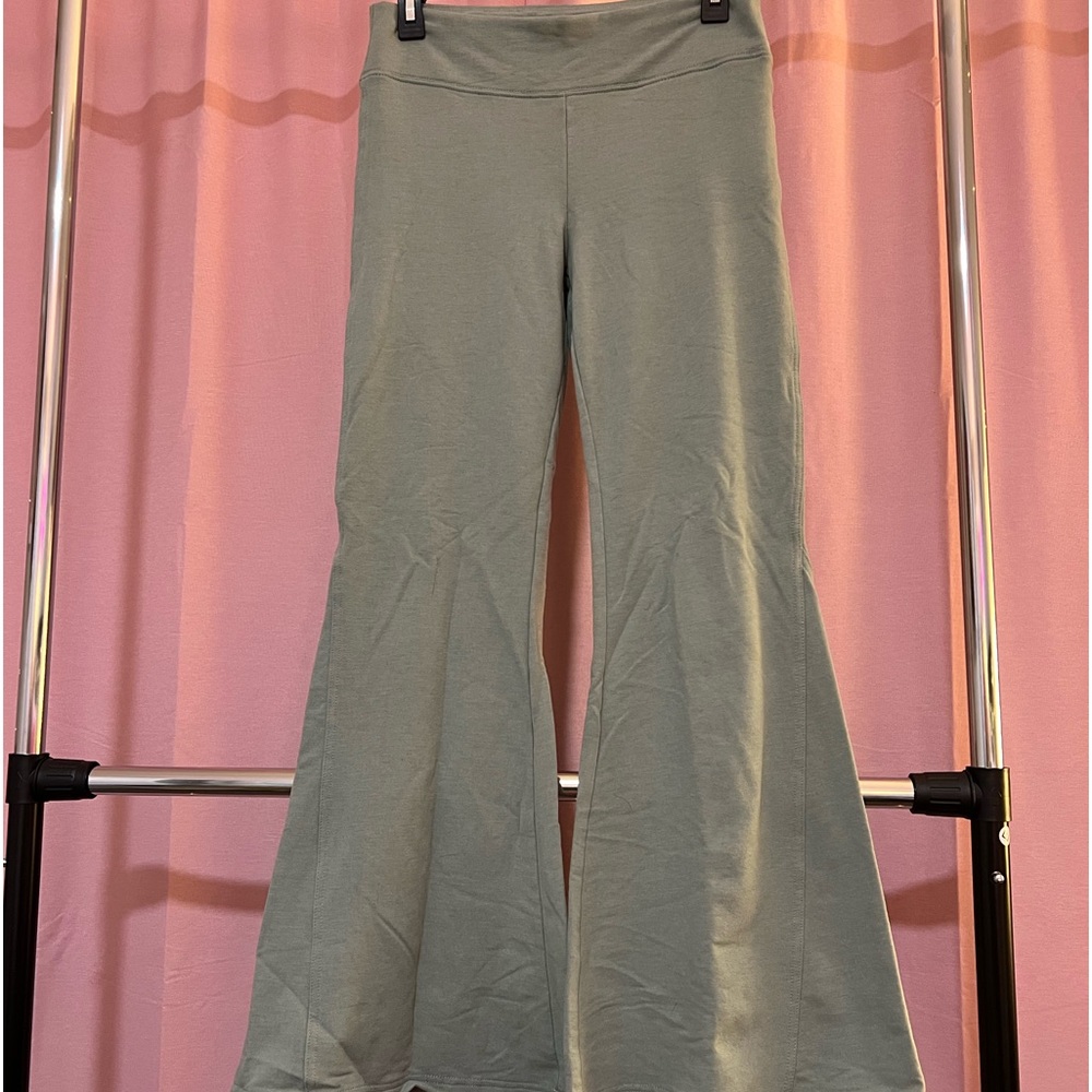 AMERICAN EAGLE green The Everything High-Waisted Super Flare Legging sz. M